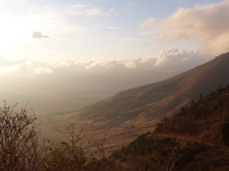 Ngorongoro krater - zicht de krater in met ochtend zon
