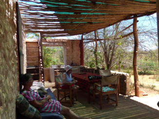 Kenia - op het terras wachten op de gegidste wandeling (5e)