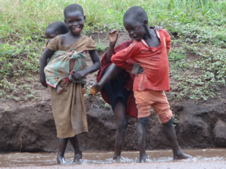Oeganda - heerlijk in het water na een flinke bui