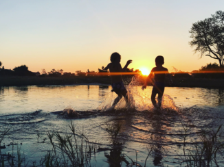 Okavango Delta - Spelende kinderen