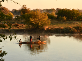 Botswana - S’morgens vroeg  visser die de netten ophaald