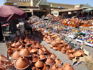 Rondreis Marokko koningssteden en zandduinen - Het vele aardewerk op de markt.