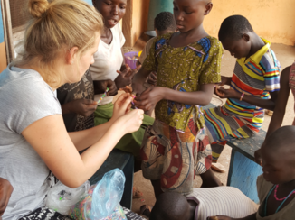 Ghana - armbandjes maken