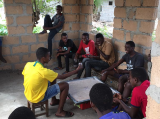 Tanzania - Spelen op een handgemaakte pooltafel