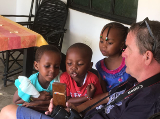 Kenia - Kindjes zagen zich zelf bewegen op de telefoon
